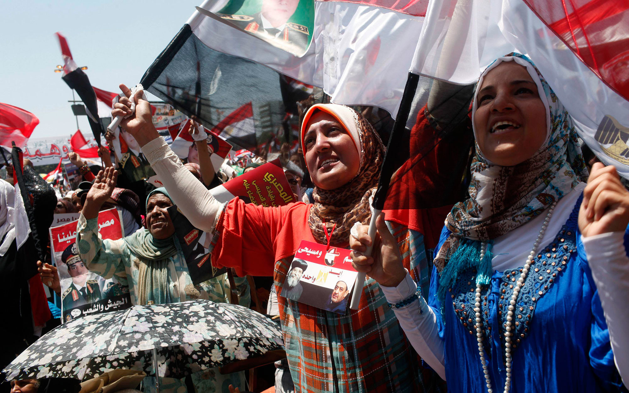 Девушки на площади Тахрир во время протестов. Фото: © REUTERS/Asmaa Waguih