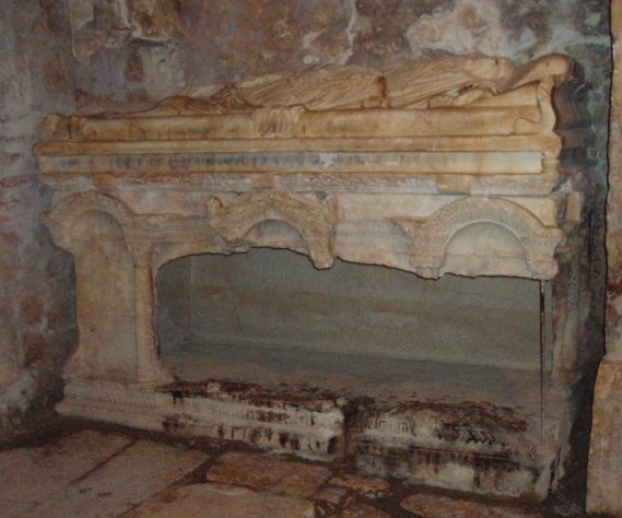 Пустой саркофаг святителя Николая в Демре. Фото © Wikimedia Commons