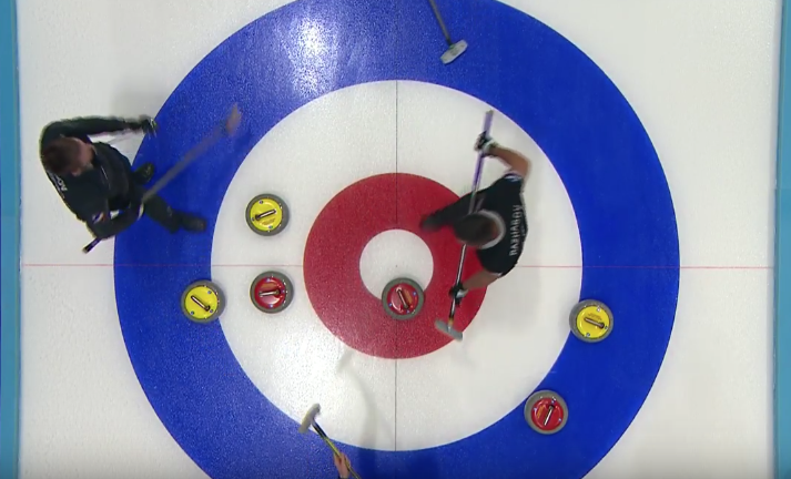 Позиция в восьмом энде до последнего камня чехов (наши — красные). Фото: YouTube/World Curling Federation