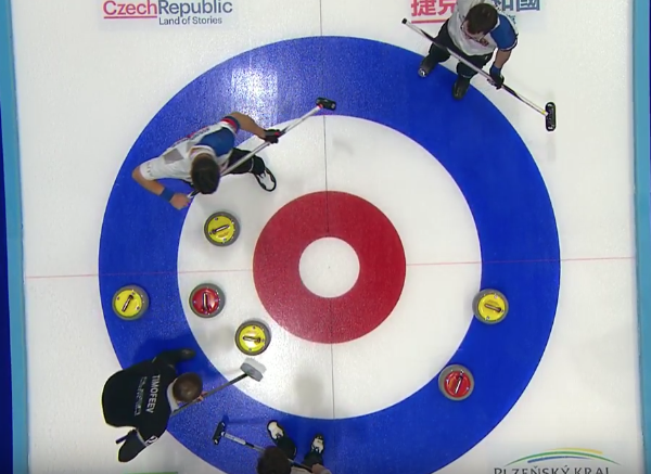 Чехи выбили оба камня россиян последним броском. Фото: YouTube/World Curling Federation