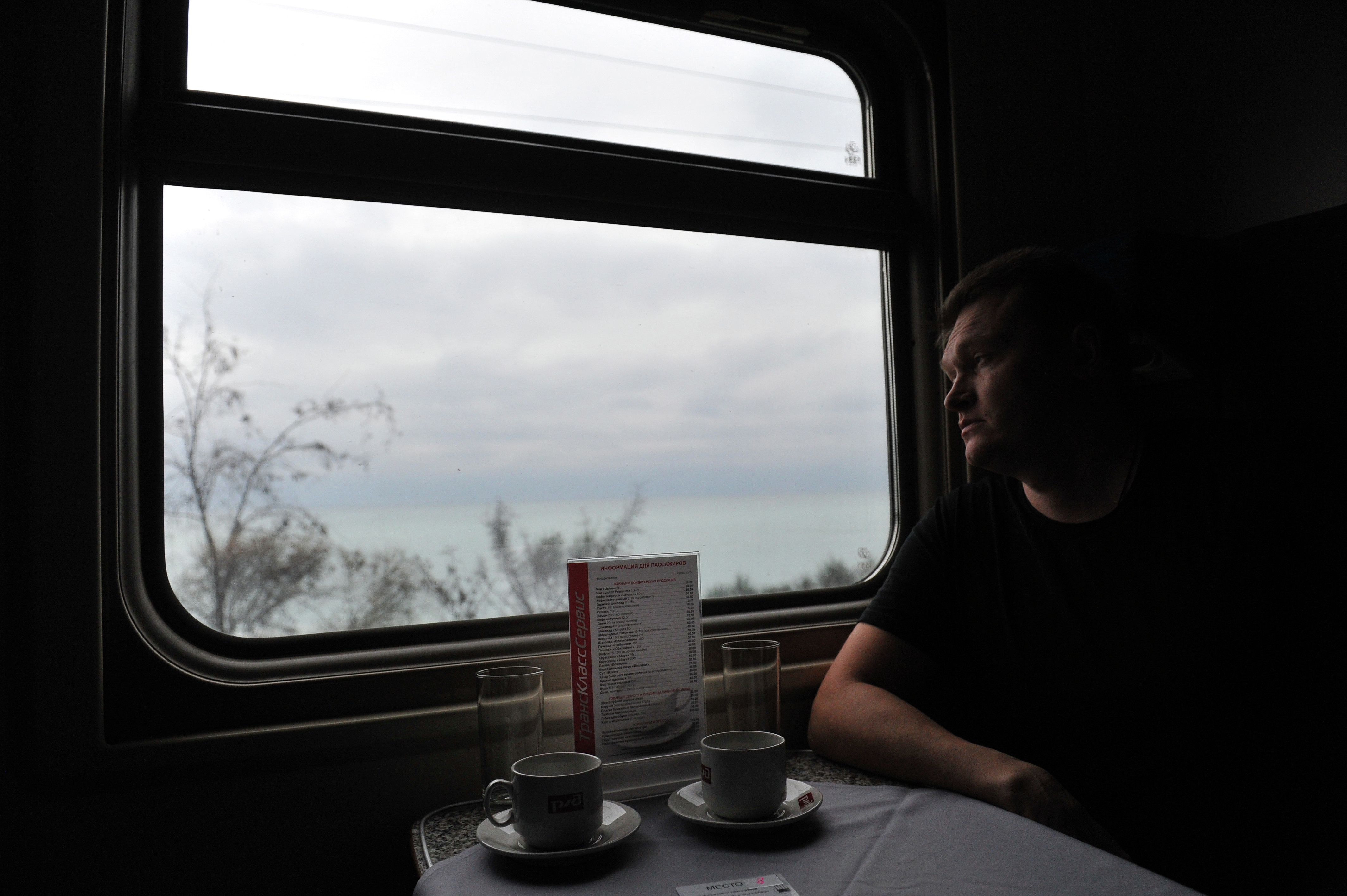 Сел в купе. Окно поезда. Окно вагона. Окно вагона поезда. Человек в окне поезда.