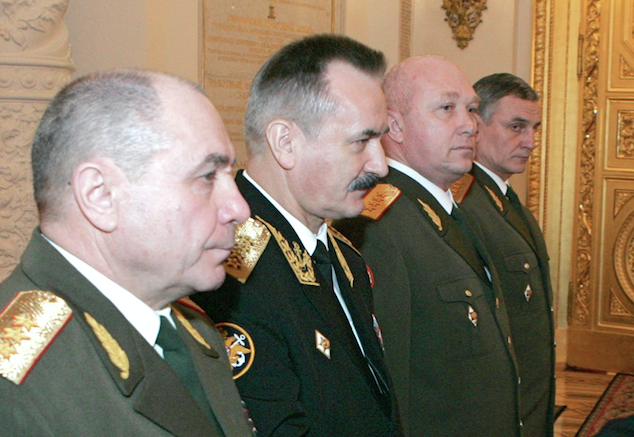 Генерал Ткачёв (второй слева). Фото &copy; РИА Новости/Михаил Климентьев