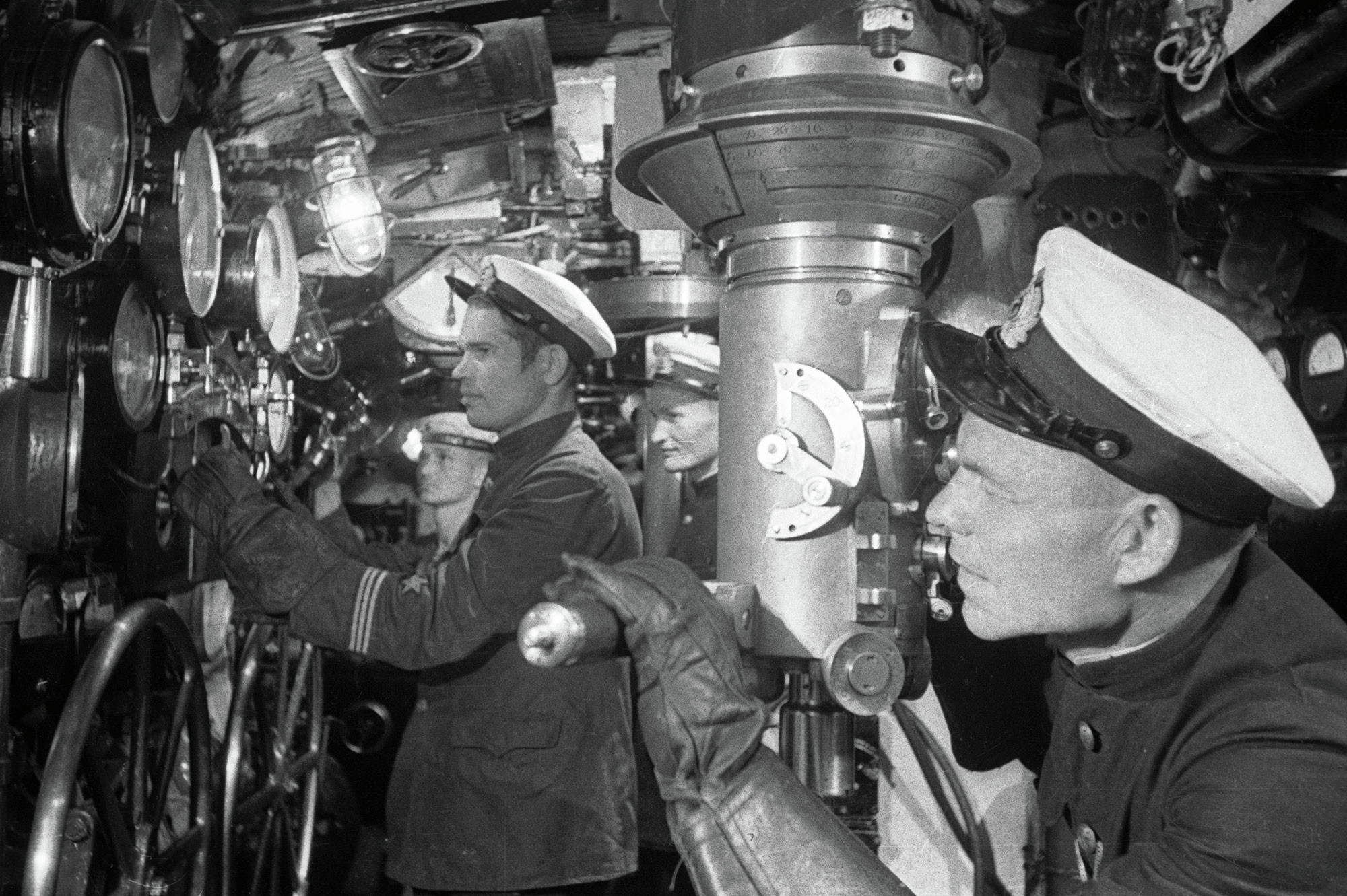 Подводники преследуют немецкие корабли у берегов Одессы. 1941 год. Фото: © РИА Новости / Яков Халип