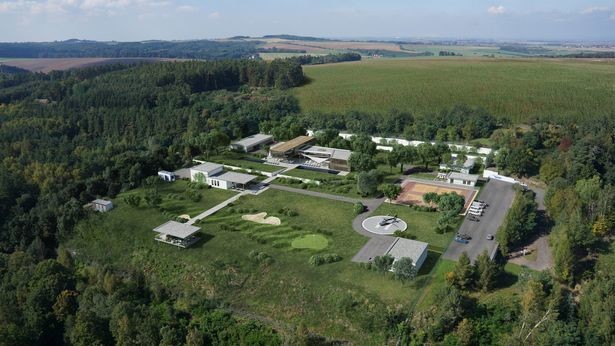 "Оппидум" является самым большим частным бункером для миллиардеров. На гигантской двухуровневой базе постояльцы смогут воспользоваться бассейном и спа-салоном, винным погребом, кинотеатром, библиотекой и даже побродить по саду с имитацией светового дня.