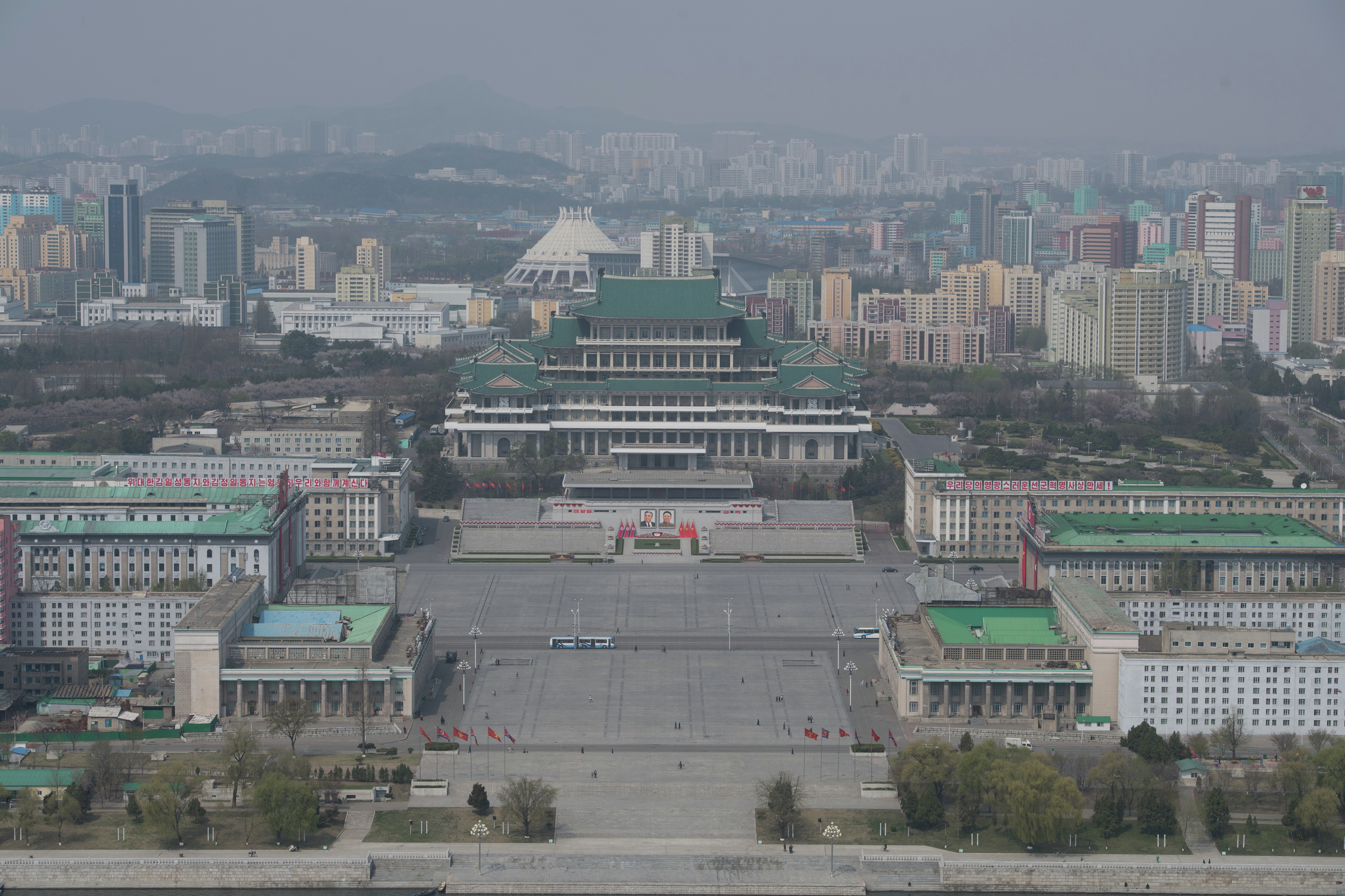 Вид на площадь Ким Ир Сена и Центральную библиотеку Пхеньяна.&nbsp;
Фото: &copy;&nbsp;РИА Новости/Илья Питалев