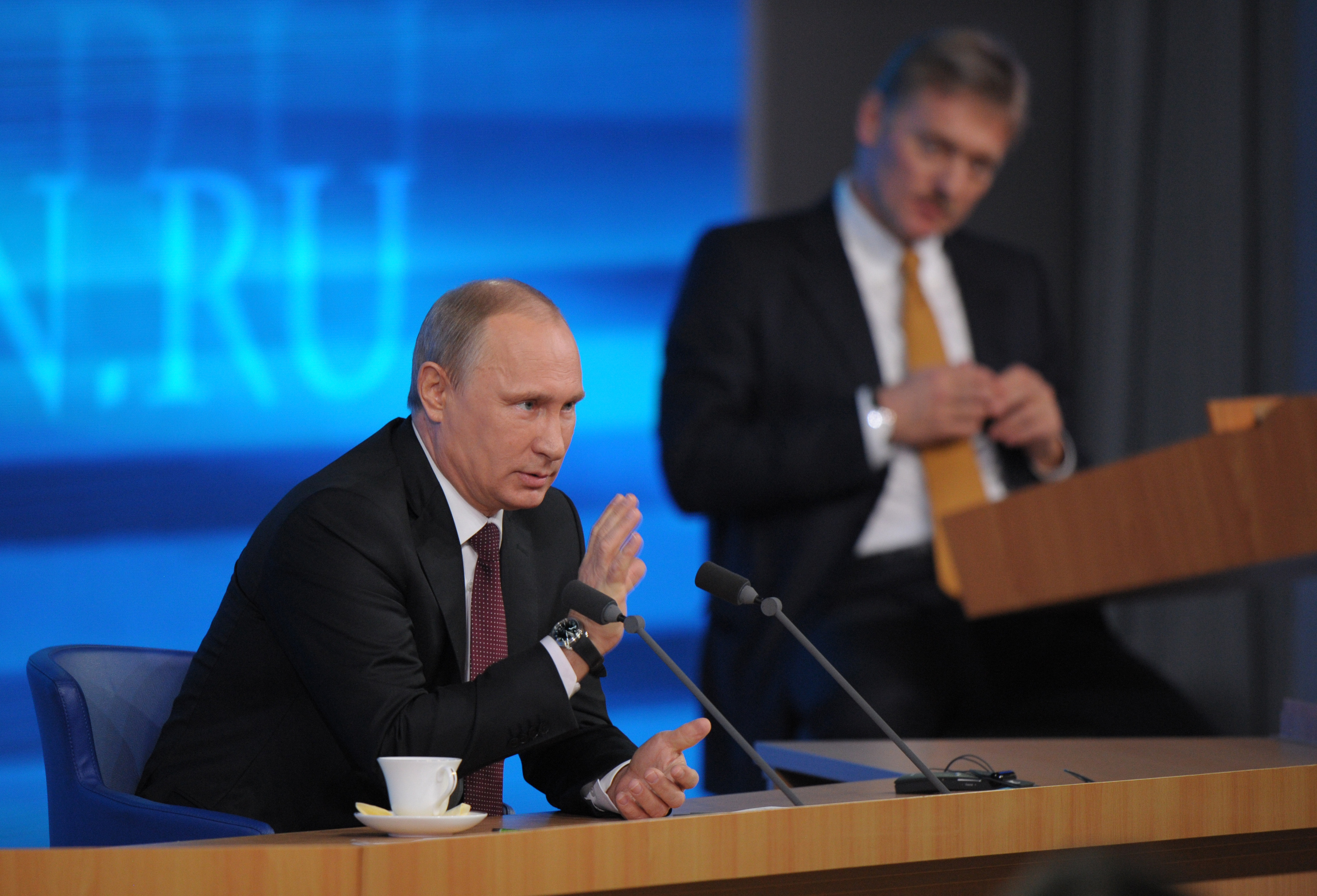 Президент РФ Владимир Путин и пресс-секретарь президента Дмитрий Песков. Фото: &copy; РИА Новости