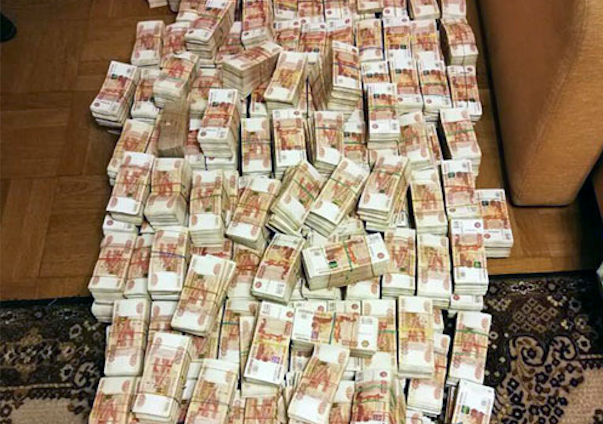 Деньги, найденные ранее в диване.&nbsp;Фото: ГУ МВД по Санкт-Петербургу и Ленинградской области