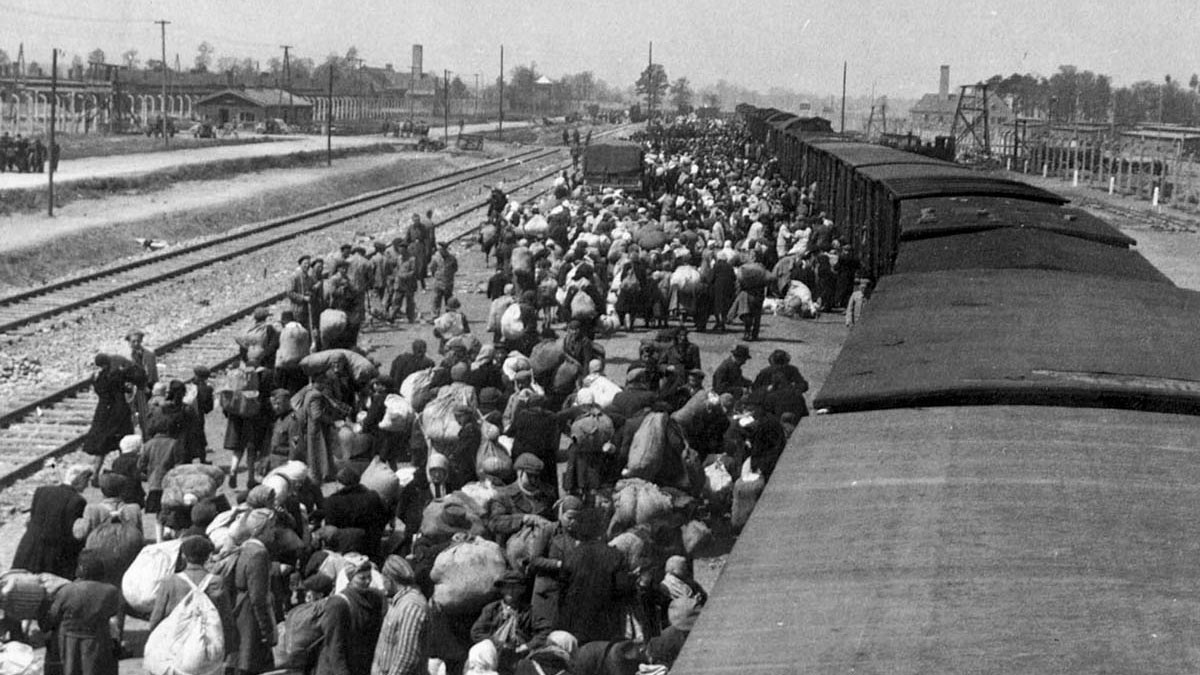 Евреи, прибывающие в концентрационный лагерь Освенцим, 1944. Фото: © wikipedia.org