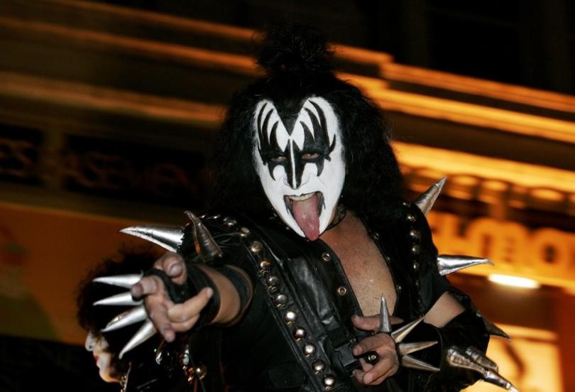 Основателя группы Kiss обвинили в сексуальных домогательствах