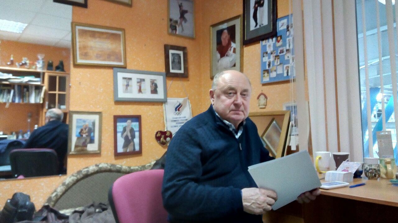 Алексей Мишин подводит итоги тренировки в рабочем кабинете. Фото: © L!FE