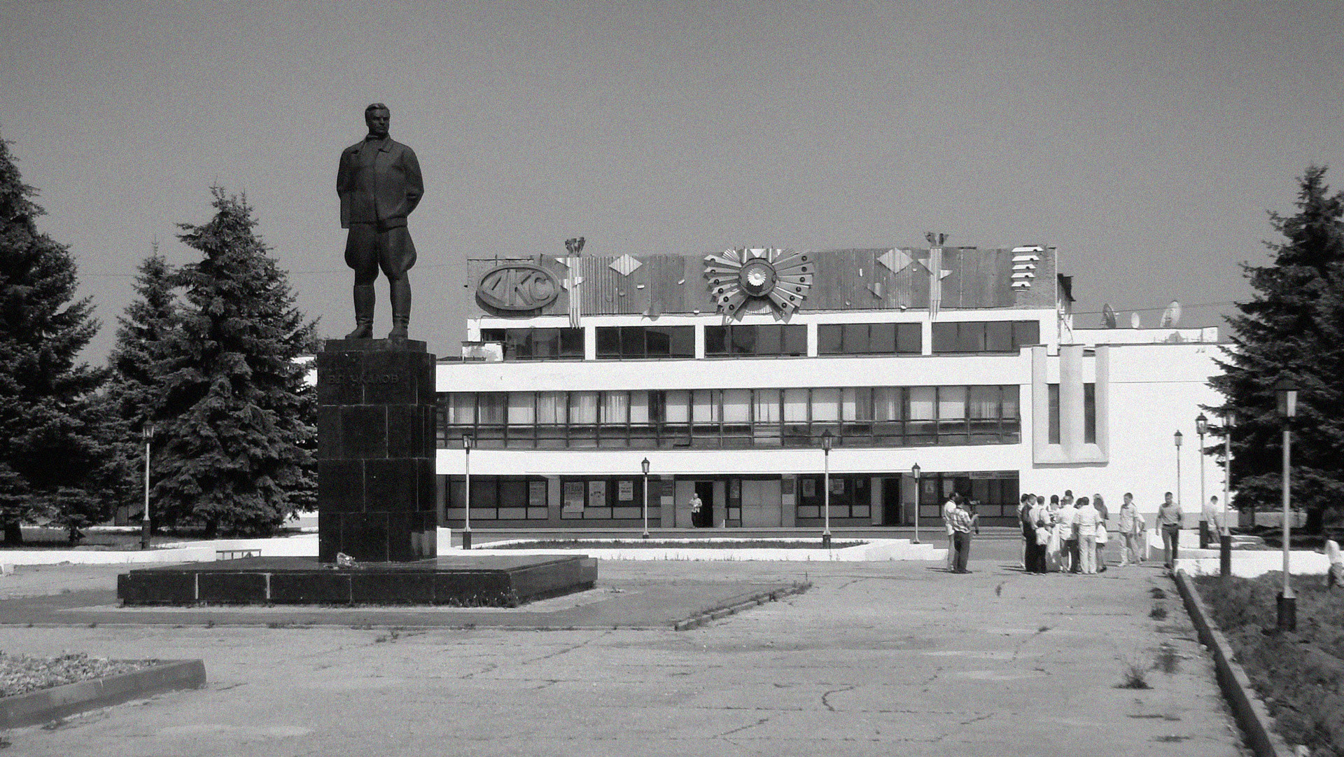 Памятник Чкалову перед Дворцом культуры и спорта. Фото: © wikipedia.org/Bestalex