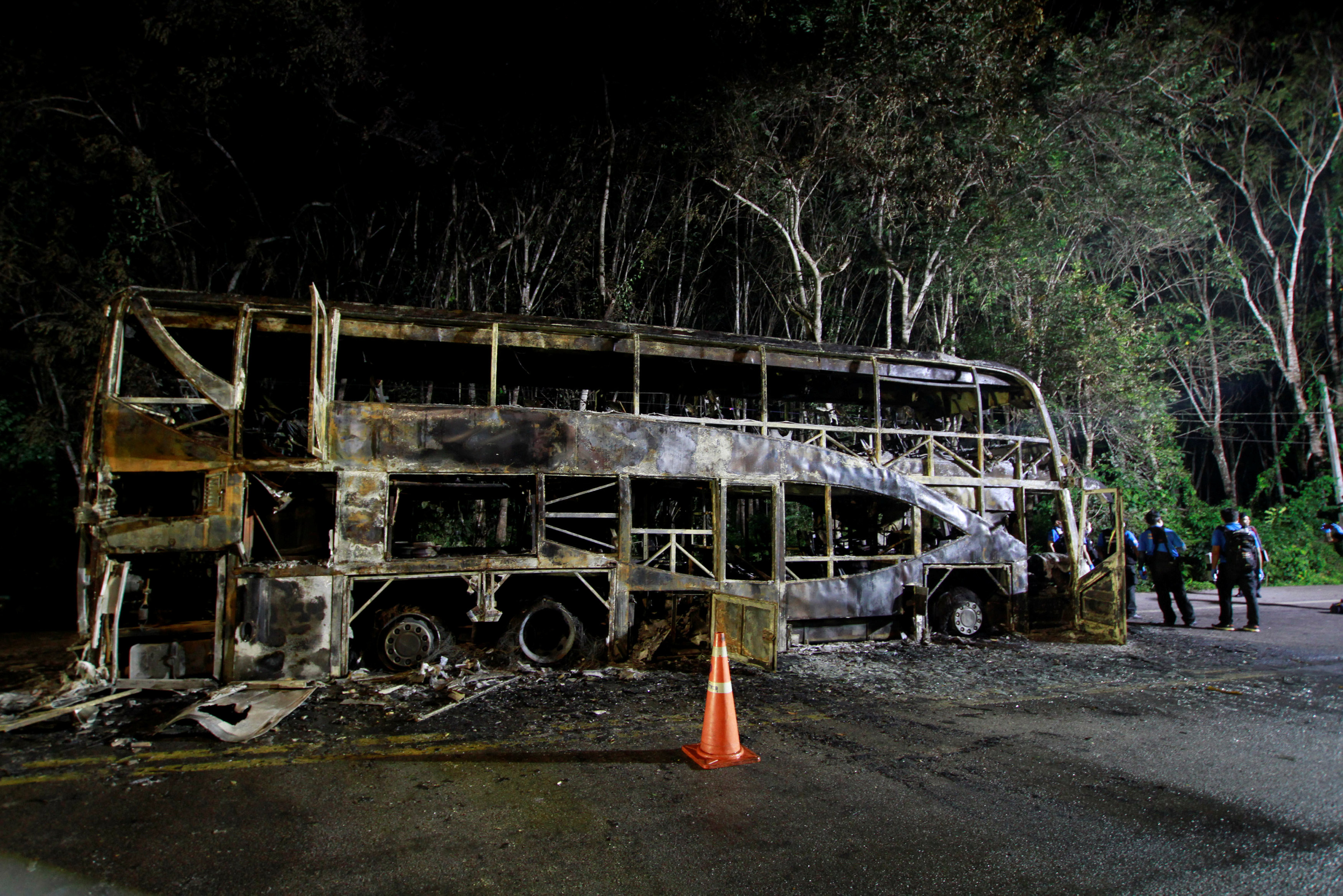 Сгоревший на юге Таиланда автобус. Фото: ©REUTERS/Surapan Boonthanom