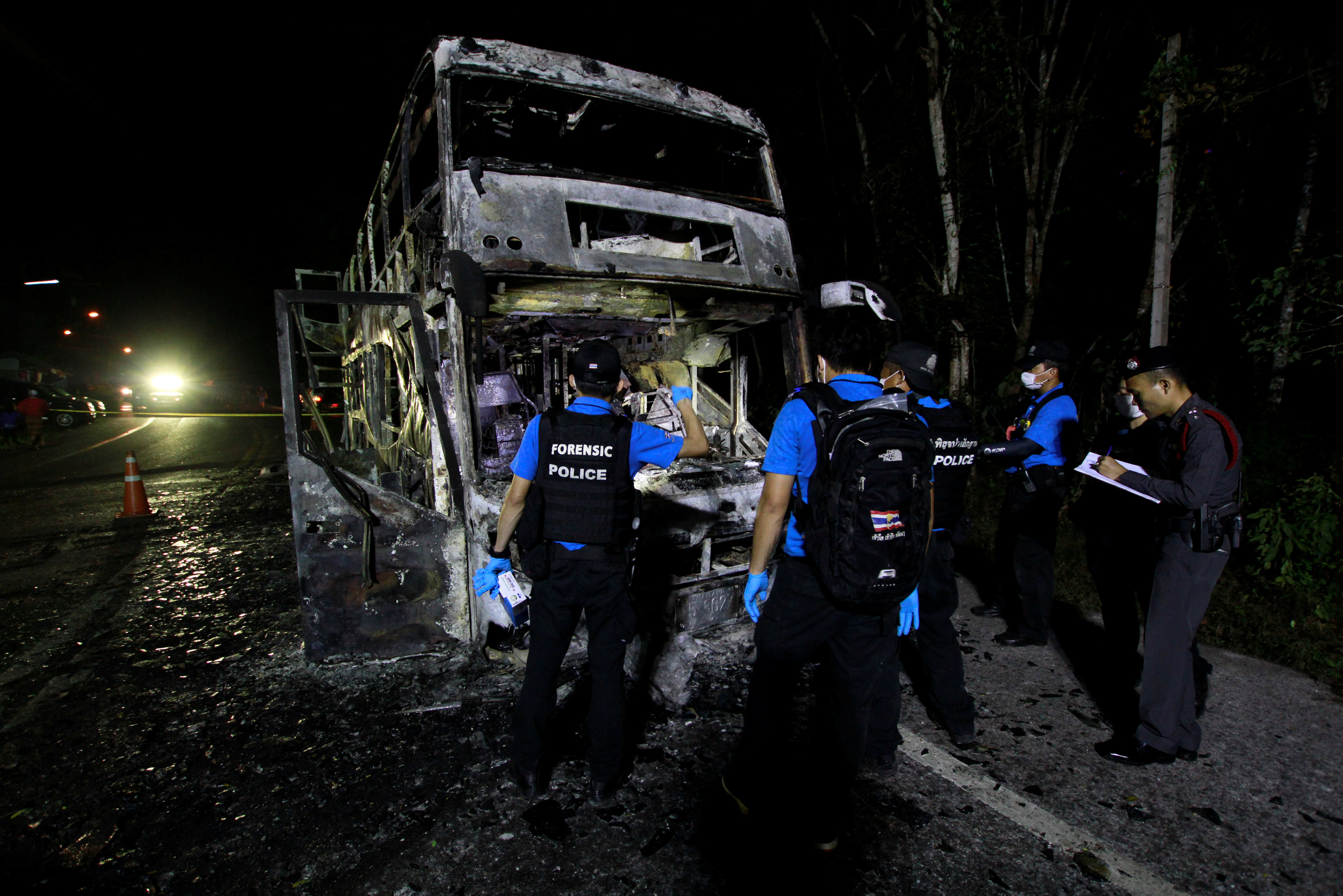 Сгоревший на юге Таиланда автобус. Фото: &copy;REUTERS/Surapan Boonthanom
