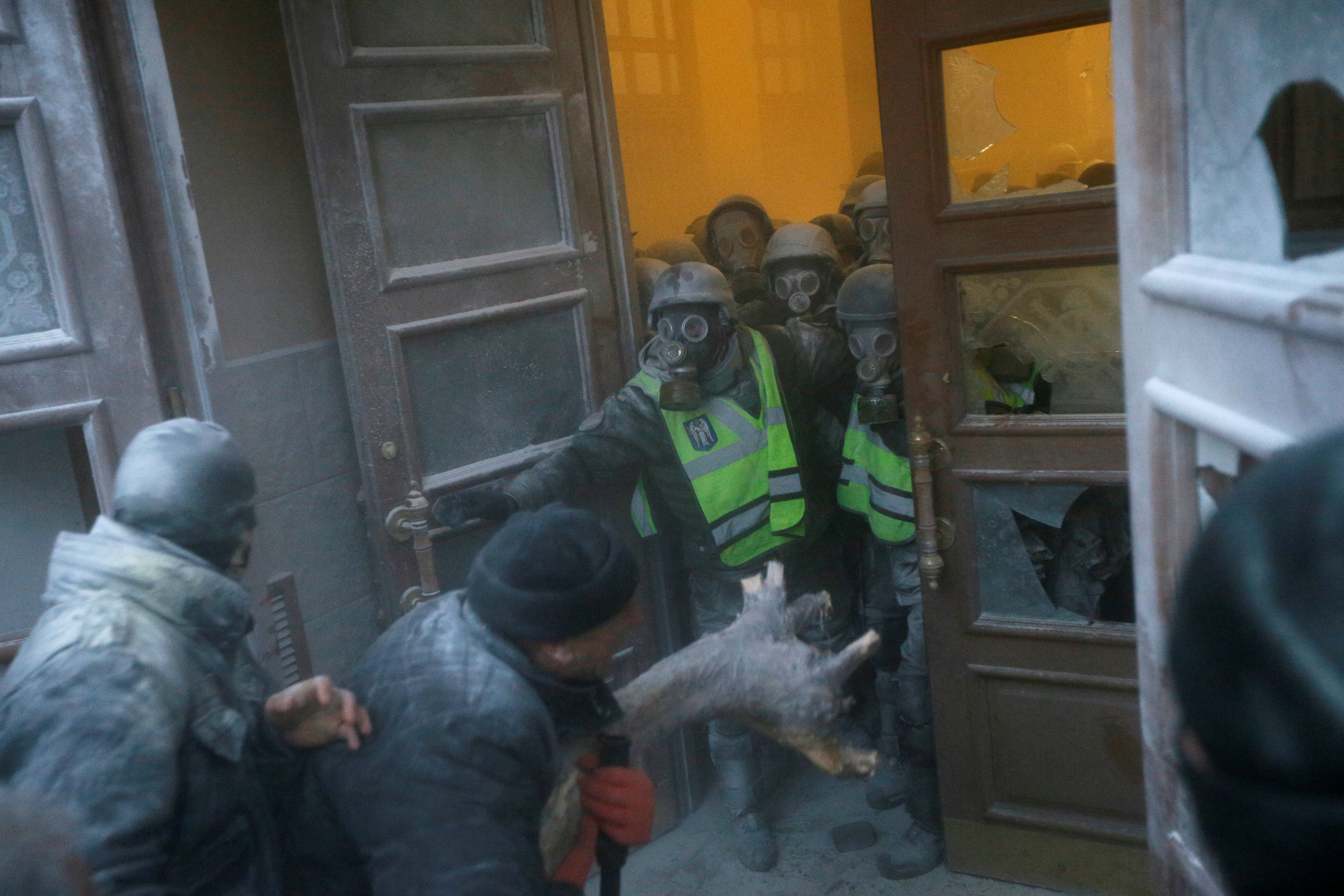 Штурм Октябрьского дворца в центре Киева сторонниками Михаила Саакашвили. Фото: &copy;REUTERS/Valentyn Ogirenko