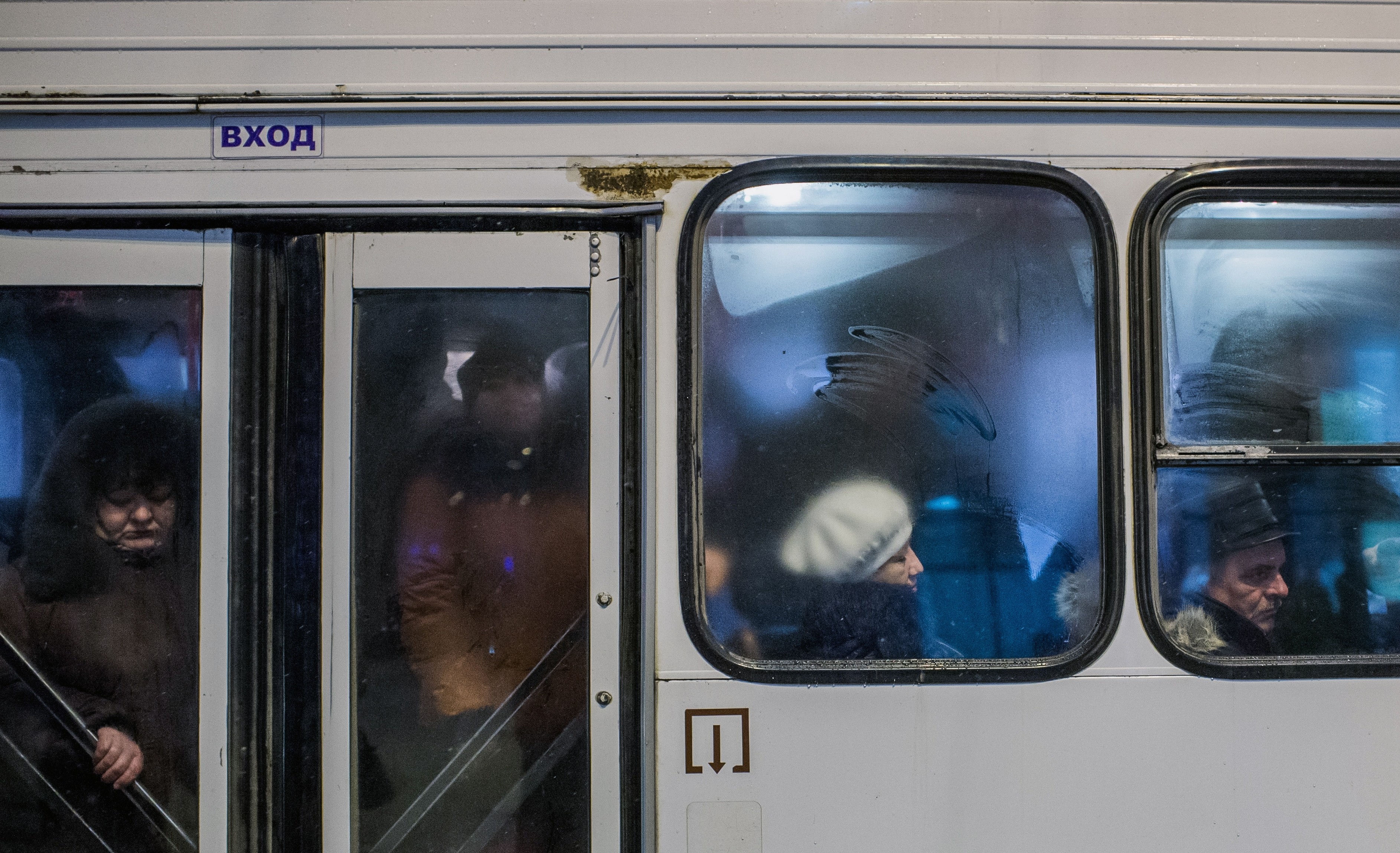 Пассажиры в салоне автобуса. &copy;&nbsp;РИА "Новости"/Алексей Мальгавко