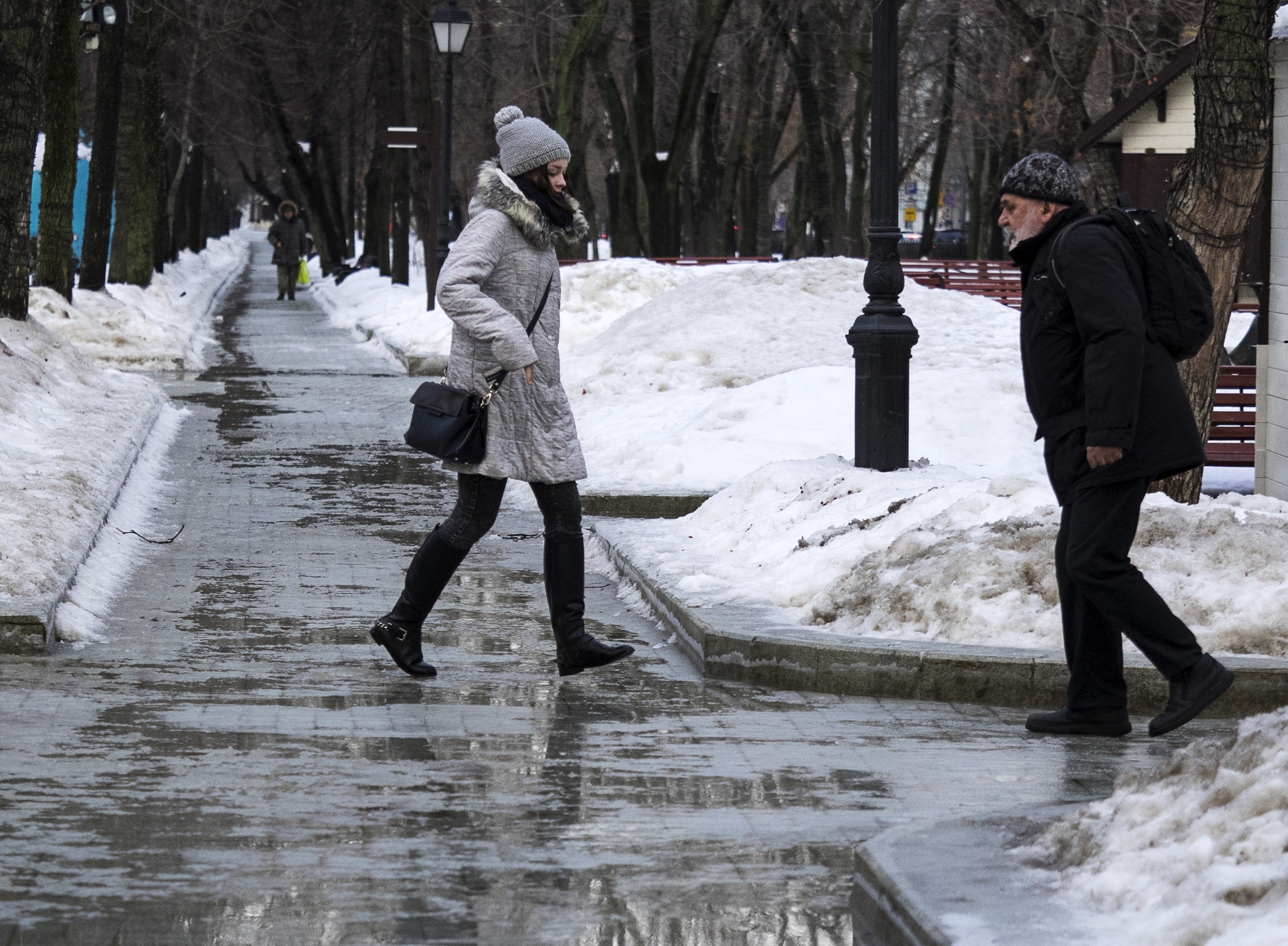 Желтый уровень воздушной опасности это. Гололедица в Москве. Ветер и гололед. Гололед непогода в Москве. Потепление зимой.