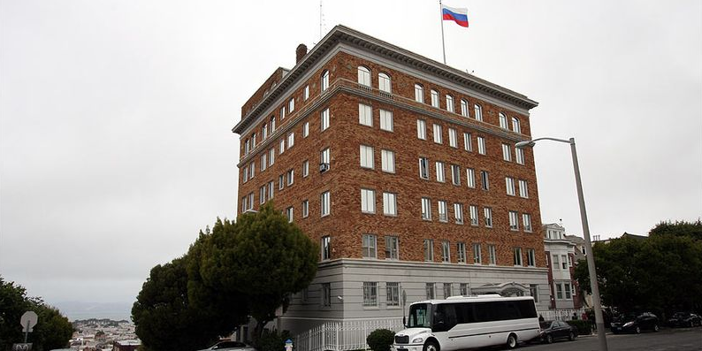 Флаги, снятые с российских диппредставительств в США, выставили в посольстве