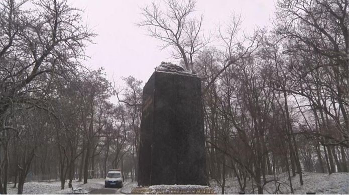 Постамент, на котором стоял памятник писателю Михаилу Коцюбинскому.&nbsp;Фото: &copy; Би-би-си