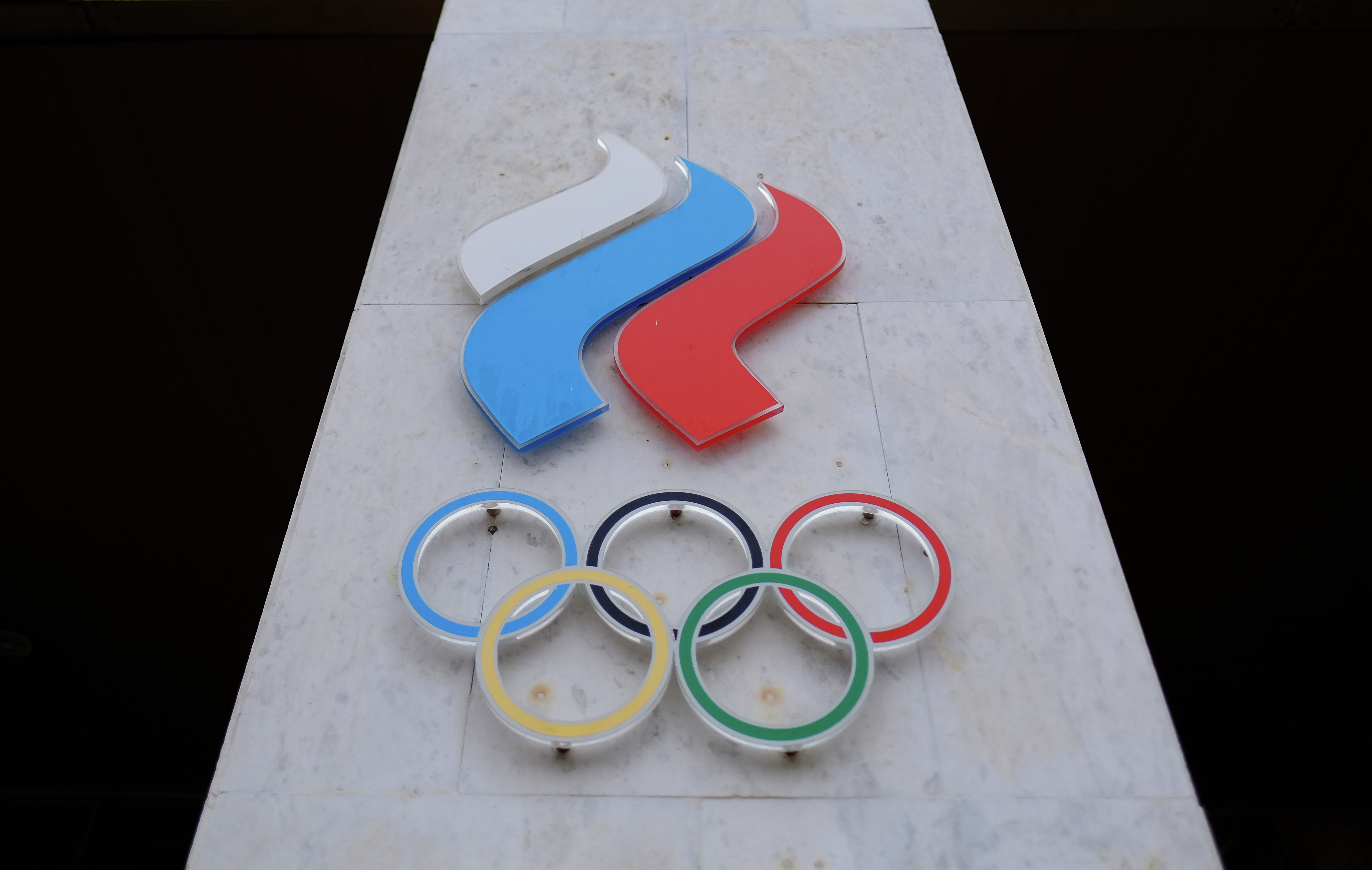 Эмблема на здании Олимпийского комитета России. Фото: &copy; РИА Новости