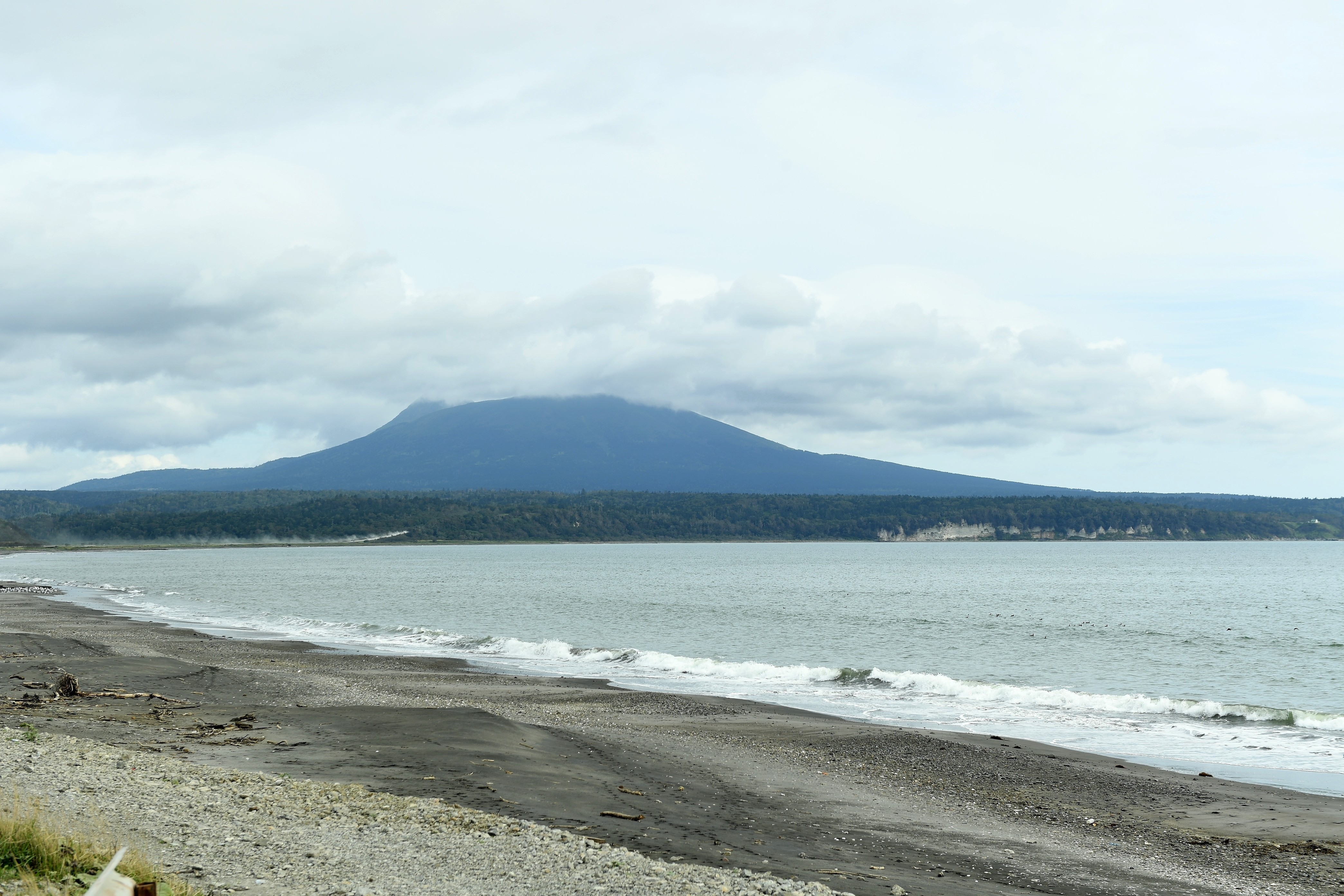Действующий вулкан Менделеева в южной части острова Кунашир Большой Курильской гряды. Фото: &copy; РИА Новости