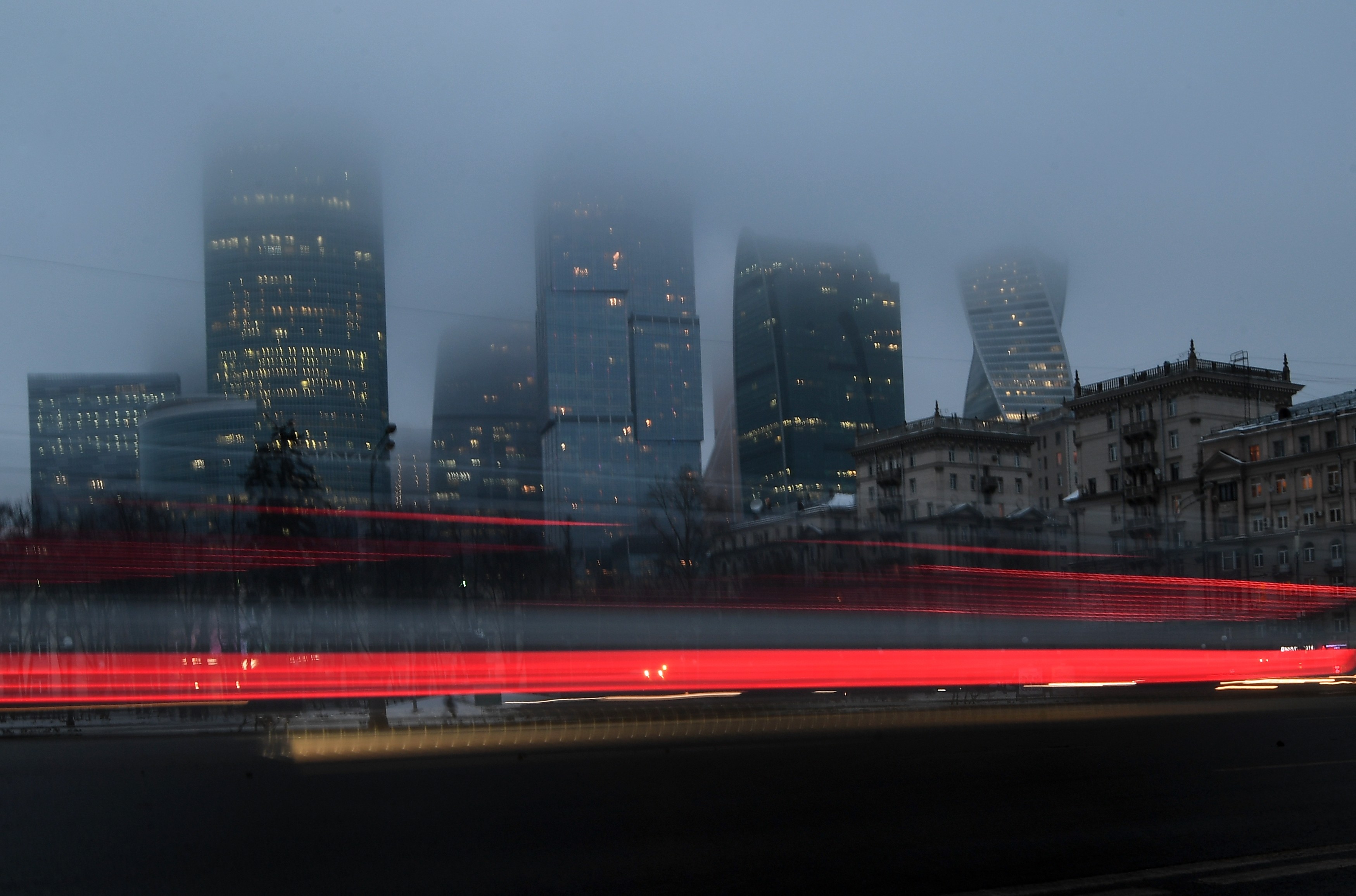 Риа новости москва сити. Москва Сити в тумане. Ночная Москва Сити в тумане. Туман в Москве. Туман в Москве ночью.