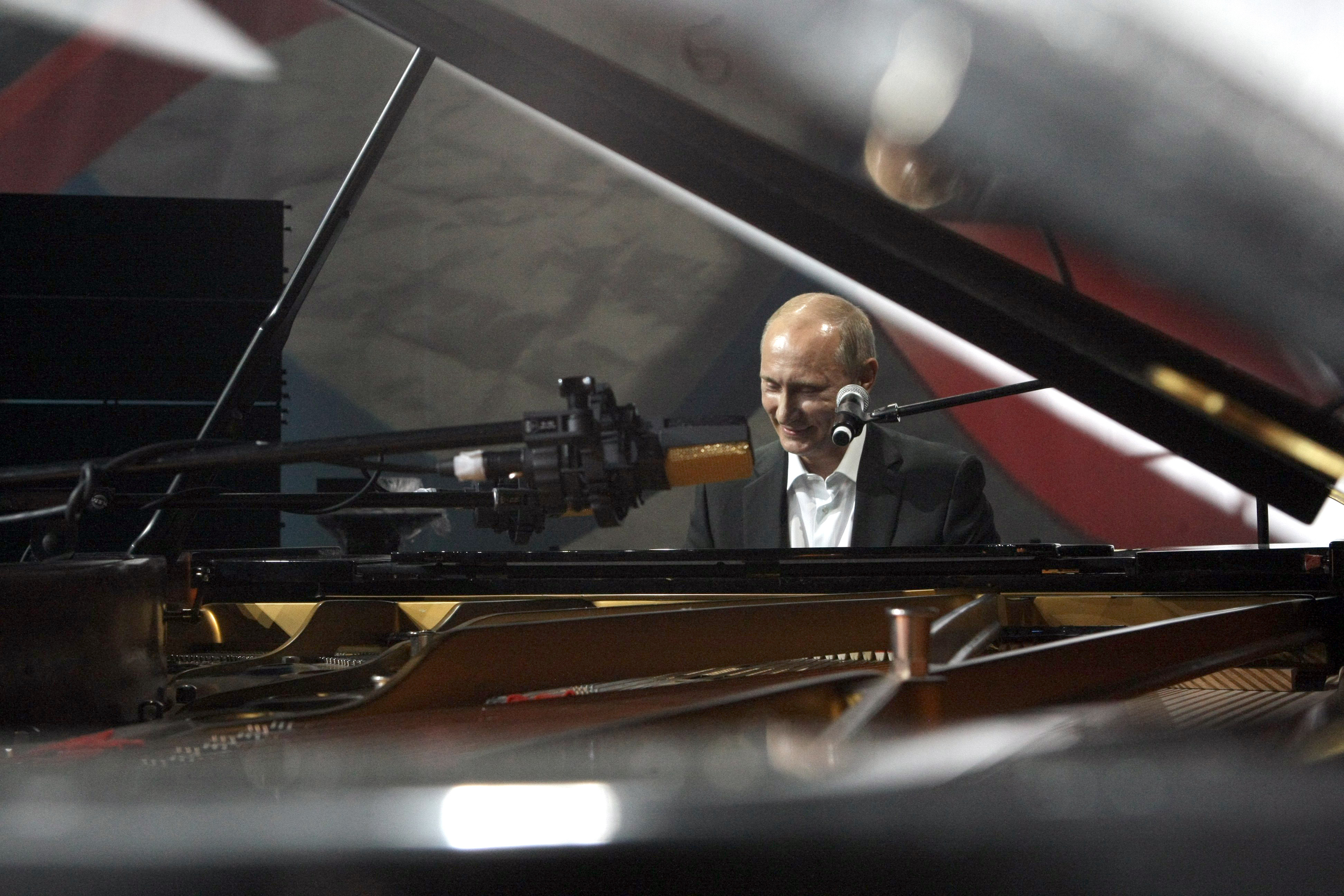 Путин пошутил, что "Мурка" выдала в нём "большого мастера" игры на фортепьяно