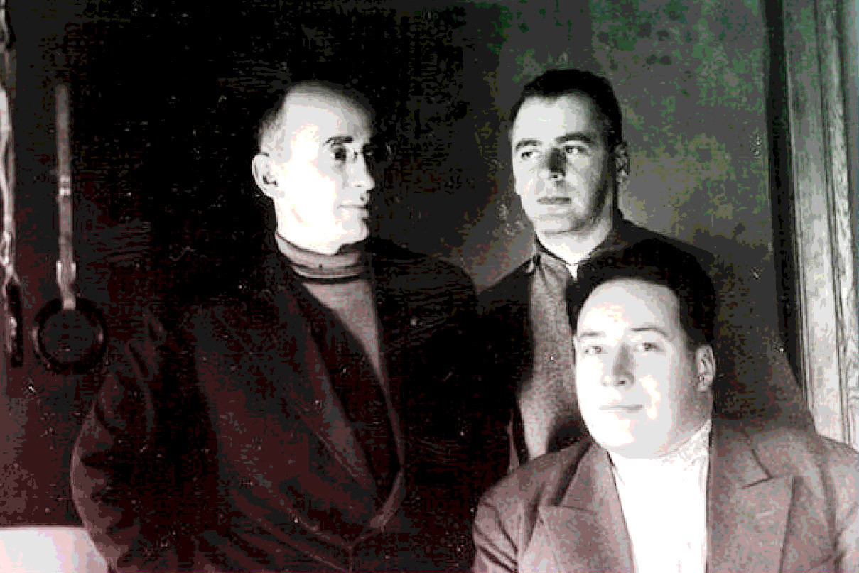 Л. П. Берия (слева), В. Н. Меркулов — на 2-м плане. 1934 год. Фото © Wikimedia Commons