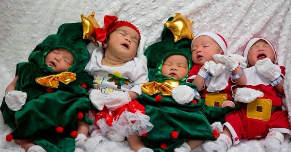 В Таиланде новорождённых нарядили в костюмы Санта-Клауса