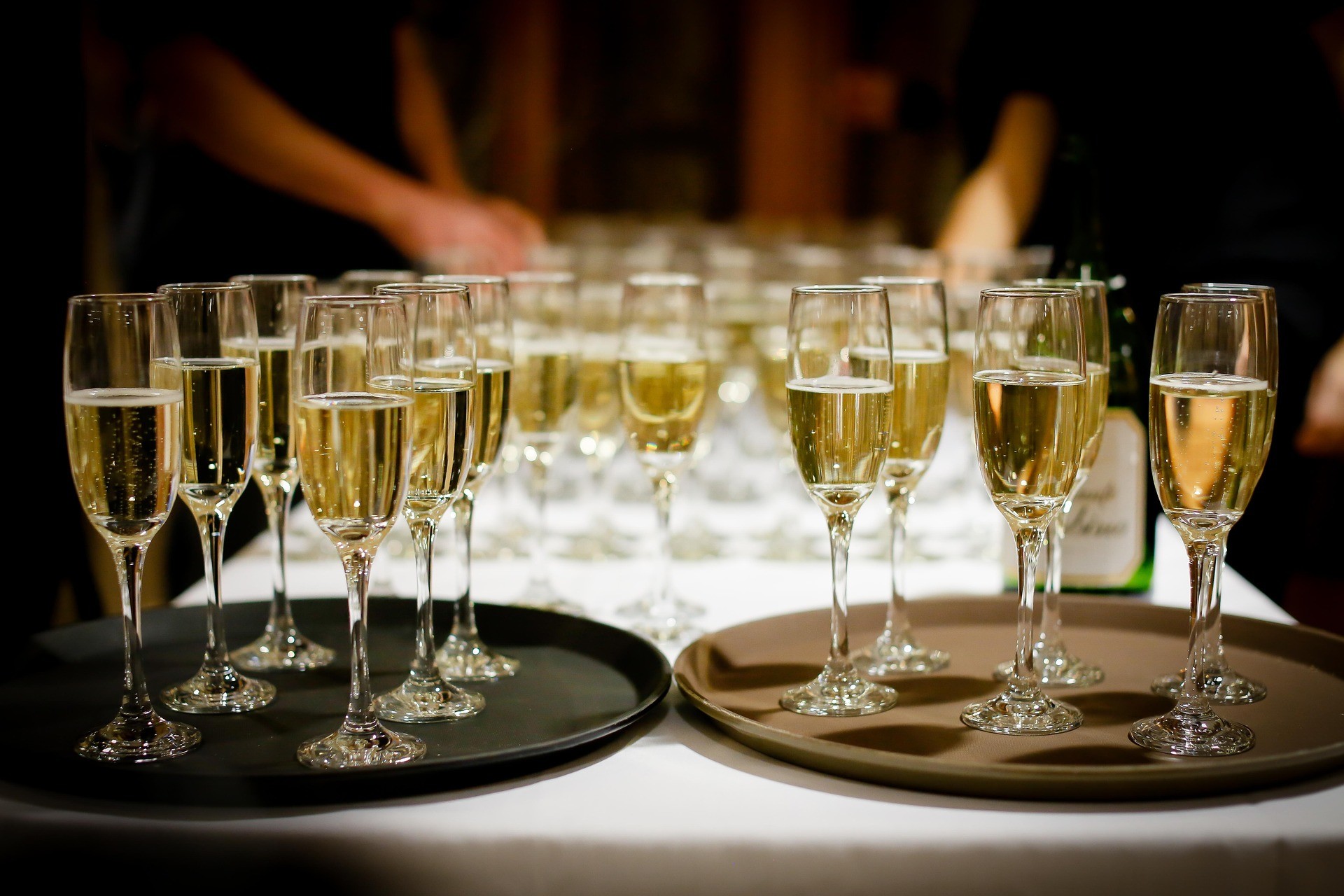 Шампанское в чистом виде менее опасно, чем все варианты коктейлей на его основе. Фото © pixabay.com