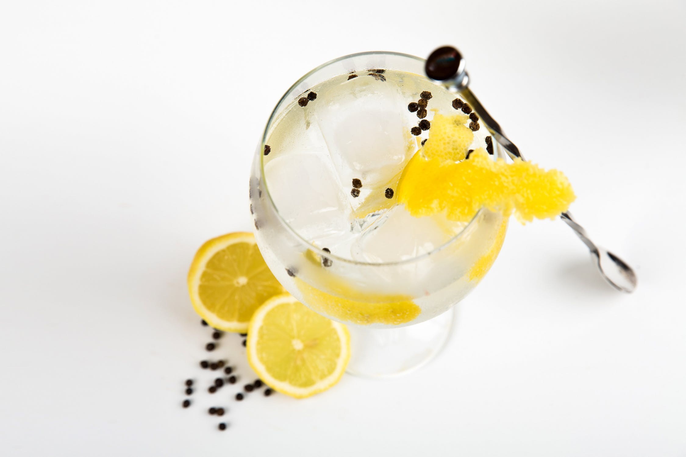Чем выше качество спирта в джине — тем лучше (в идеале — степени "альфа", в крайнем случае — "люкс"). Фото © pexels.com