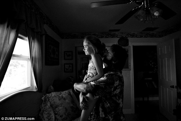 На фото — Берни с Даниэль Крокетт, которая только что обрела новую семью на 10-м году жизни. Фото © ZUMAPRESS