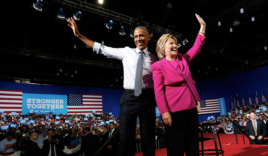 Барак Обама и Хиллари Клинтон. Фото: &copy; REUTERS/Jonathan Ernst