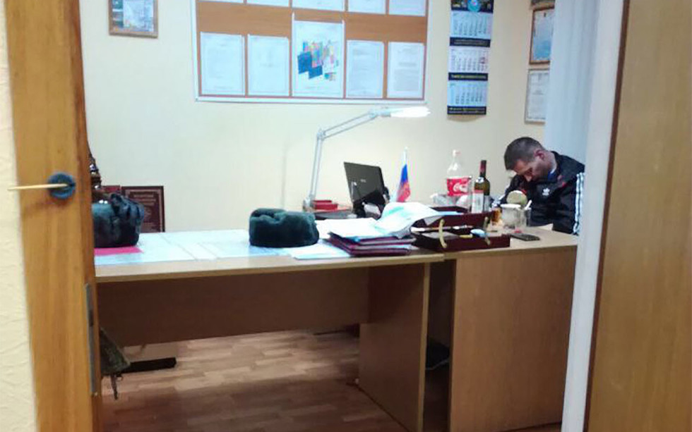 По версии Комитета солдатских матерей, так проводит время на службе начальник штаба Васильев. Фото предоставил Комитет солдатских матерей.