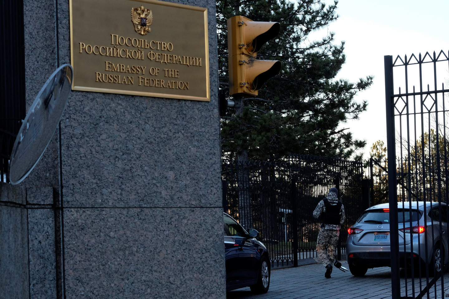Въезд на территорию российского посольства в США. Фото: &copy;&nbsp;REUTERS/James Lawler Duggan