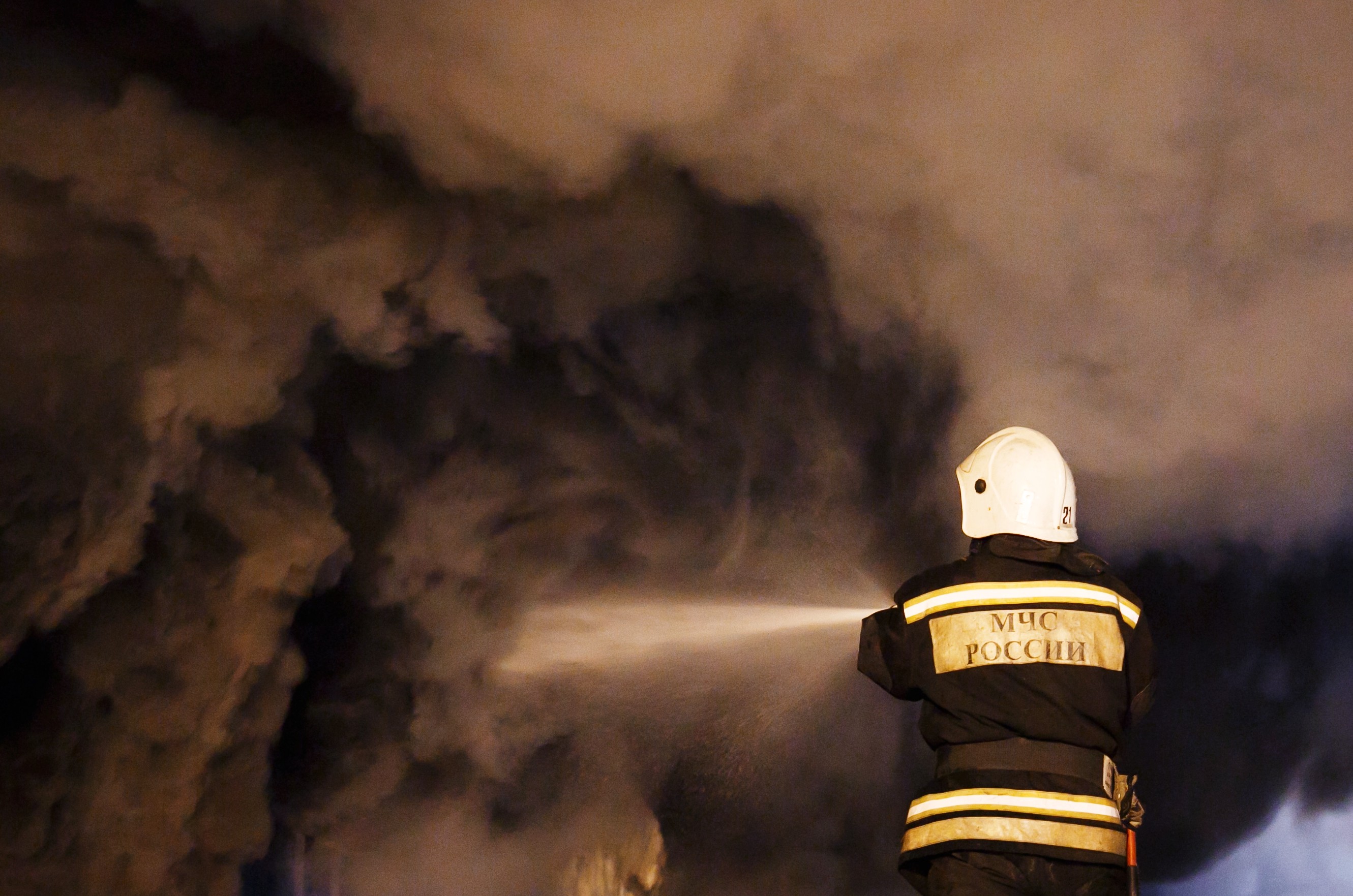 Сотрудник противопожарной службы тушит пожар. Фото: &copy; РИА Новости/Кирилл Брага