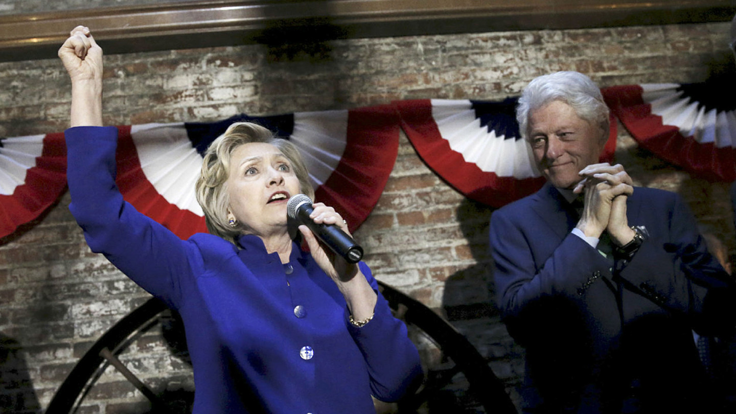 Хиллари и Билл Клинтон Фото: &copy; REUTERS/Mike Segar