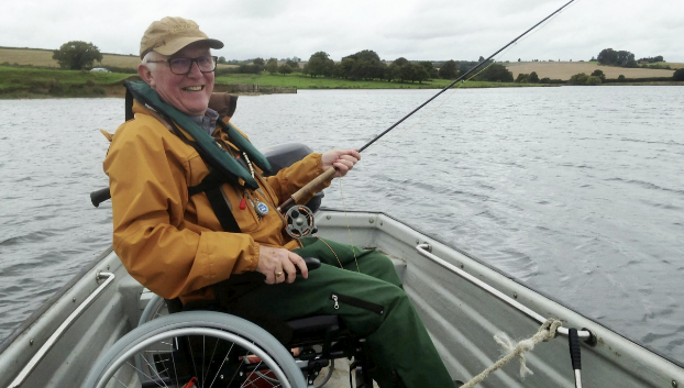 Дедушка, теряющий голос из-за болезни, записал аудио, чтобы внучки его ...