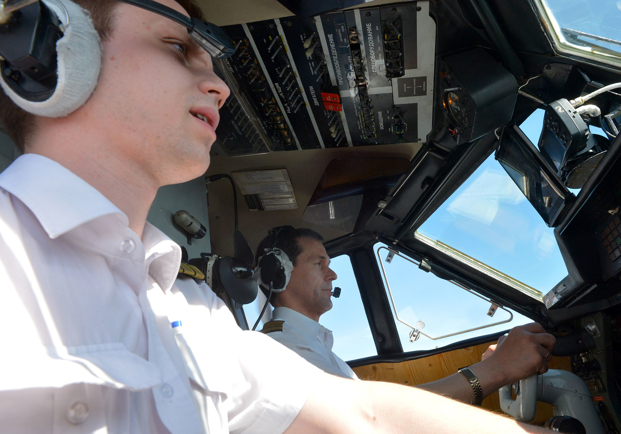 Пилоты в кабине самолёта L-410 во время полёта. Фото: © РИА Новости / Владимир Трефилов