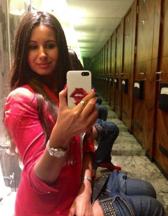 Модница оценила зеркало в уборной и сделала фото для соцсетей. Фото © Соцсети