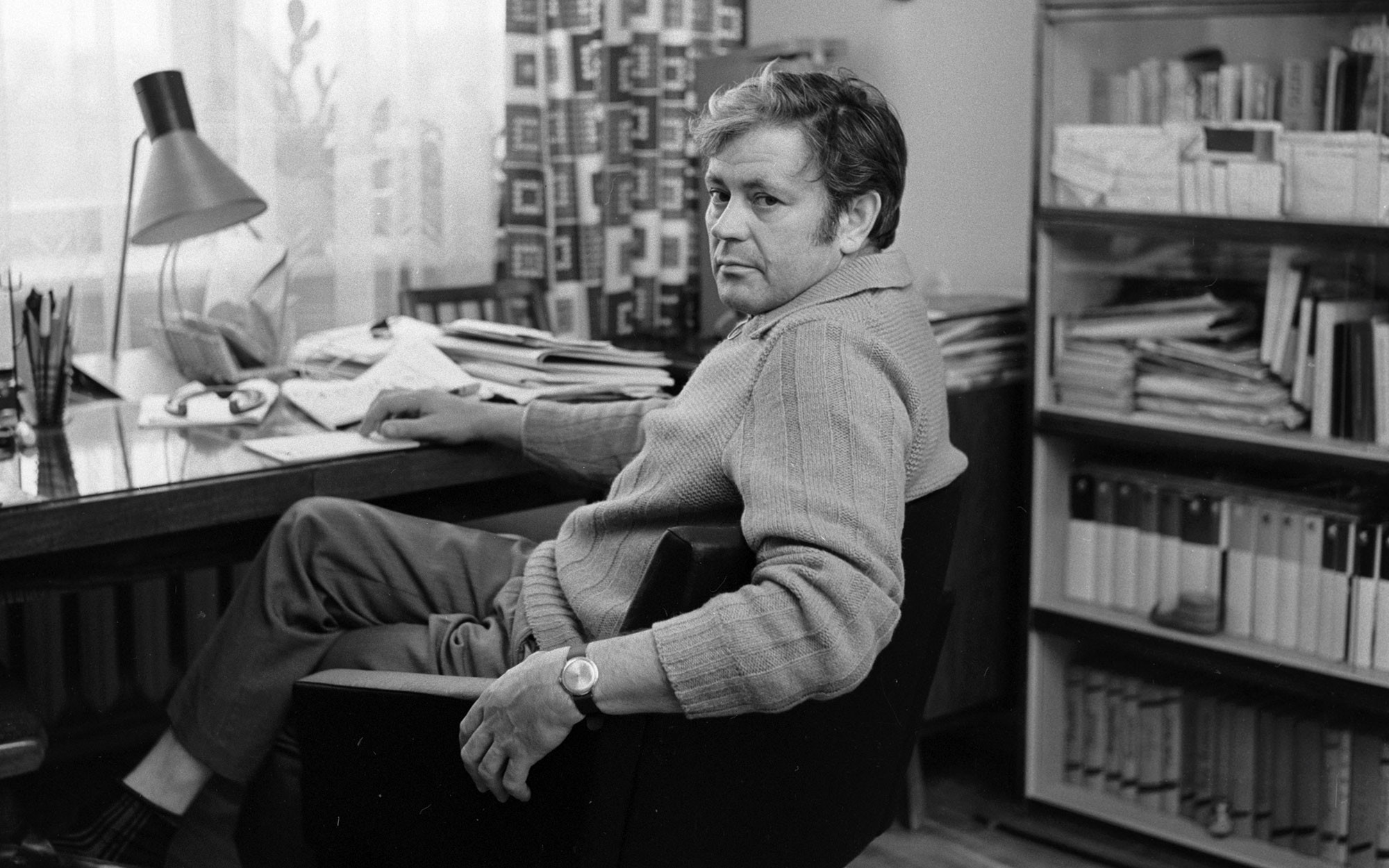 Донатас Банионис в своем домашнем кабинете. Литовская ССР, 1971 год. Фото: © РИА Новости / Василий Малышев