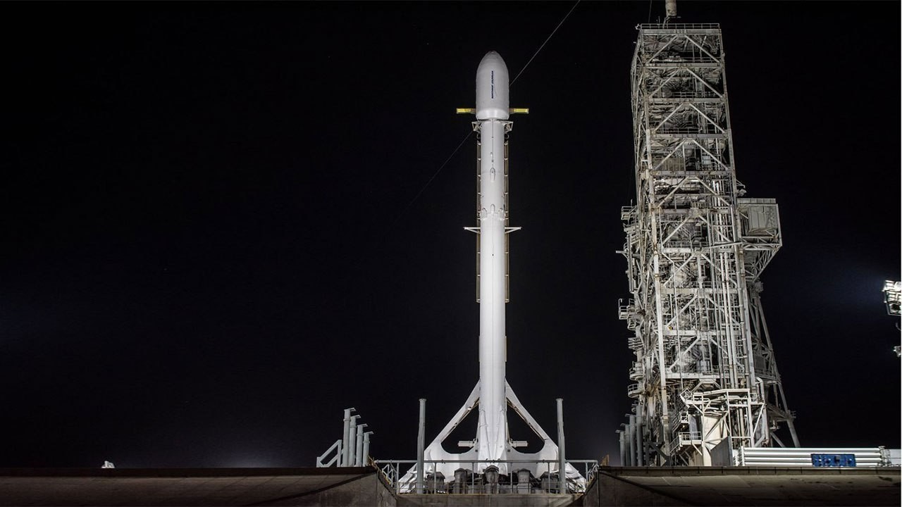 Ракета-носитель Falcon 9 на стартовой площадке. Фото: &copy; Twitter/SpaceX