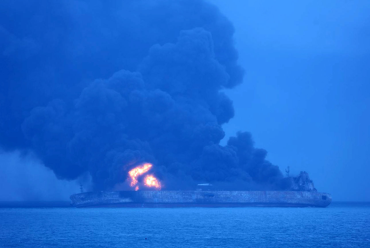 Аварийный танкер. Фото: &copy;&nbsp;Korea Coast Guard/Yonhap via REUTERS&nbsp;