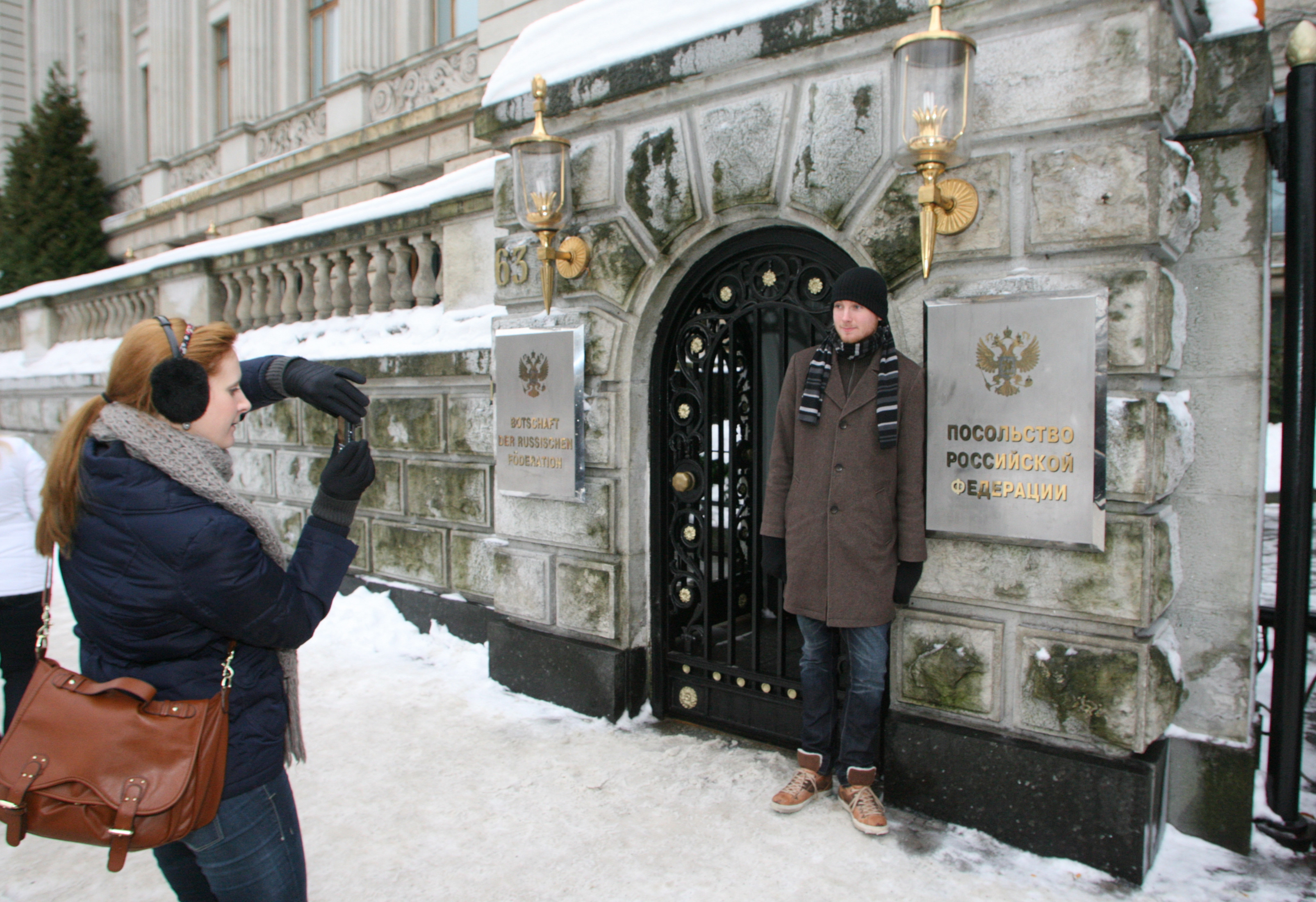 Российские туристы фотографируются у здания посольства РФ в Берлине&nbsp;
Фото:&nbsp;&nbsp;&copy;&nbsp;РИА Новости/Игорь Зарембо&nbsp;