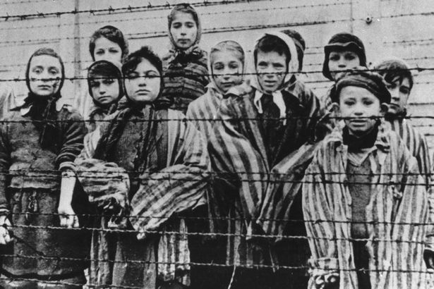 Фото ©mirror.co.uk/ Выжившие дети лагеря Освенцим