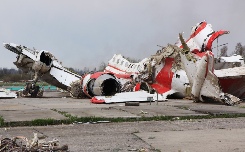Обломки польского правительственного самолета Ту-154 на охраняемой площадке аэродрома в Смоленске. Фото &copy; РИА Новости/Олег Минеев


