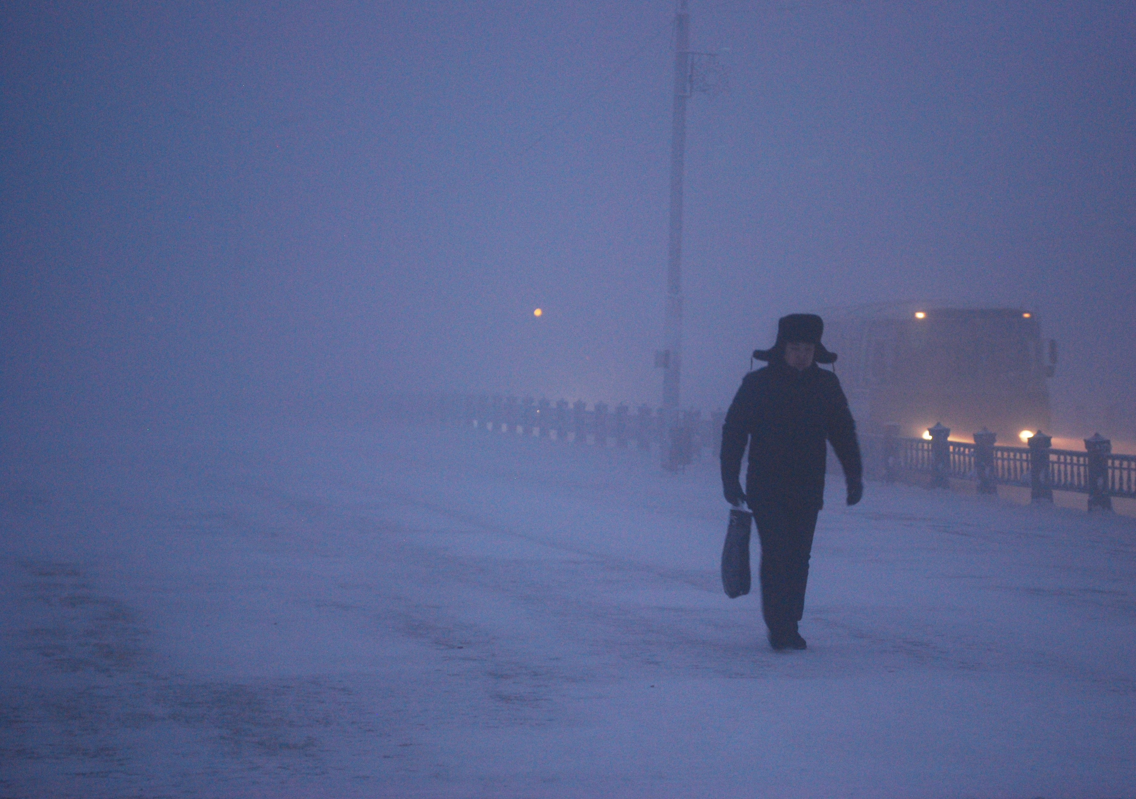 Двое жителей Якутии замёрзли насмерть после поломки автомобиля в тайге