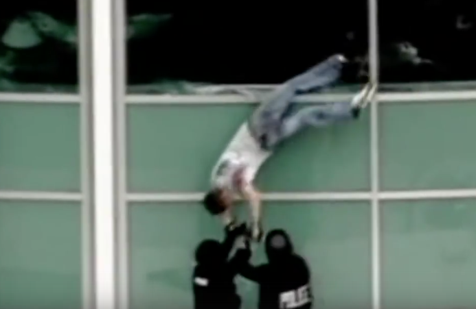 Кадр оперативного видео 1999 года о нападении в школе "Колумбайн"