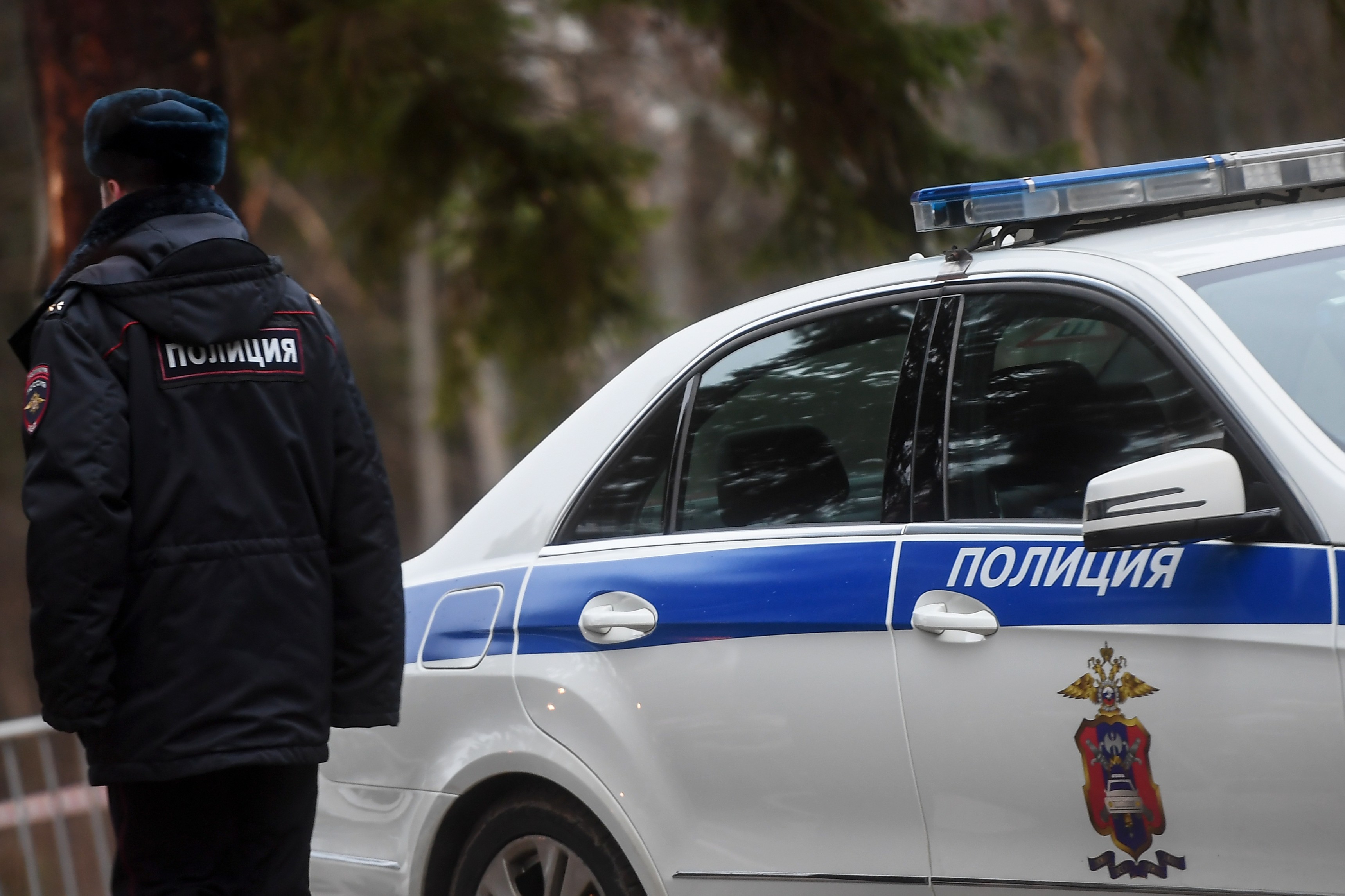 Сотрудник полиции возле автомобиля. Фото: &copy; РИА Новости