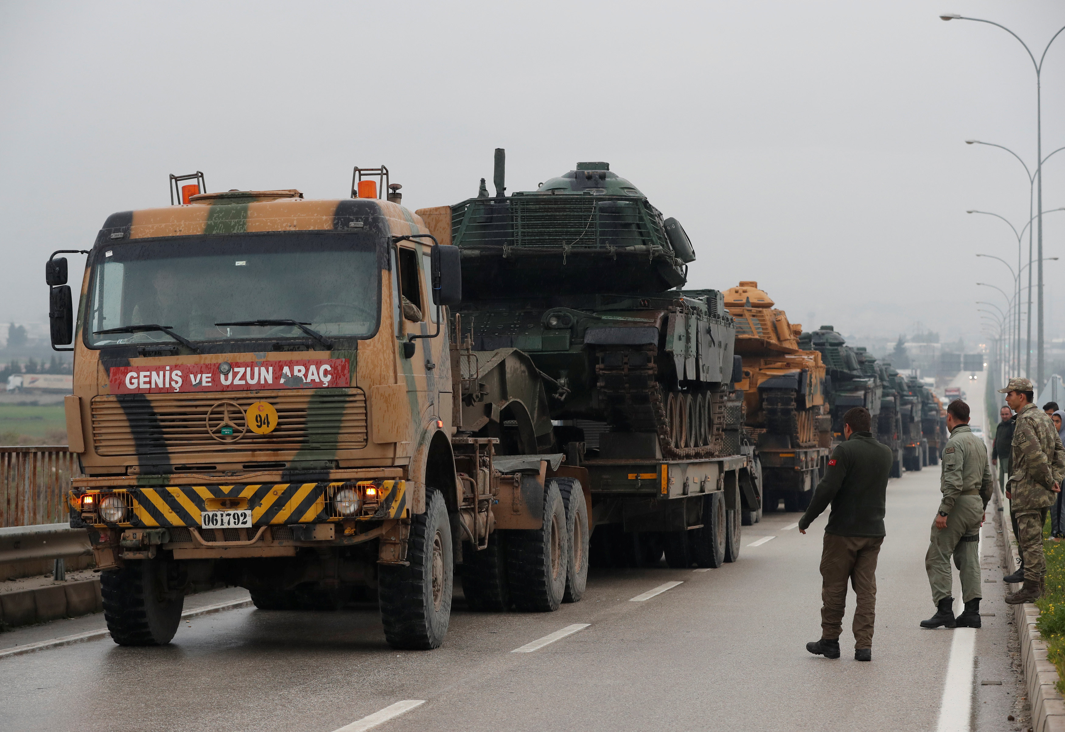 Турецкие войска, стягиваемые к границе с Сирией. Фото: &copy;REUTERS/Osman Orsal