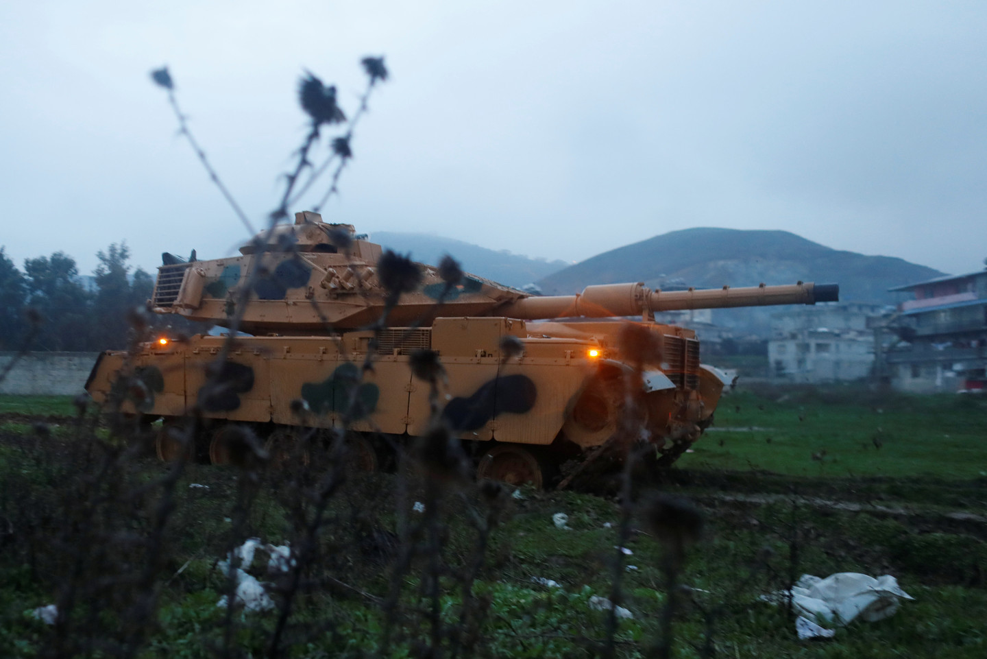 Турецкая бронетехника у границы с Сирией. Фото: &copy;REUTERS/Osman Orsal